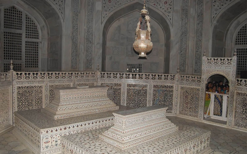 Agra Same Day Tour by Gatimaan Express Train from Delhi