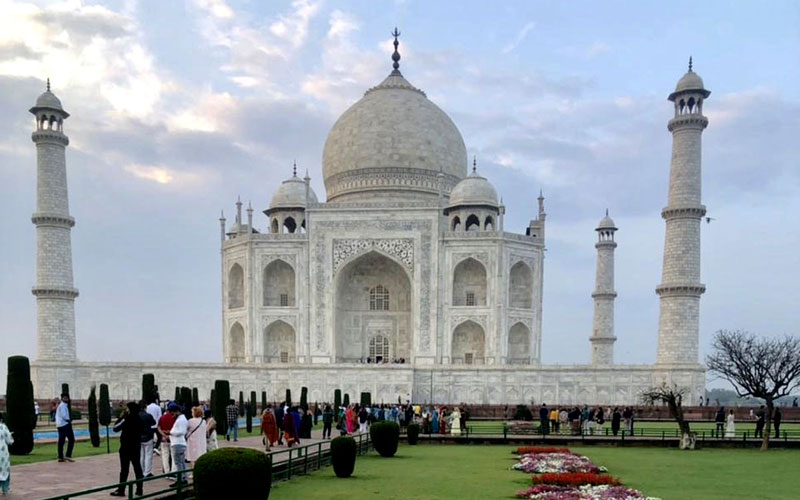 Taj Mahal Tour by Helicopter for Family with 1 Night Stay