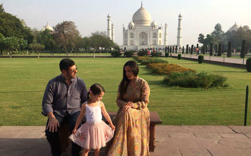 Taj Mahal Tour by Helicopter for Family with 1 Night Stay